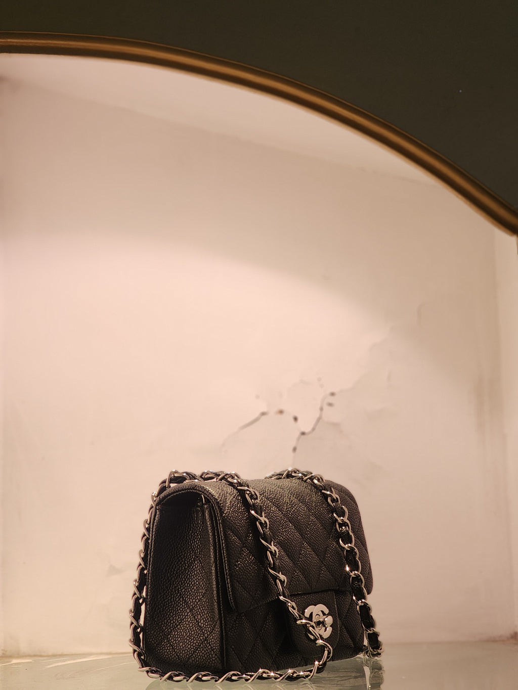 CHANEL BLACK LEATHER CLASSIC FLAP